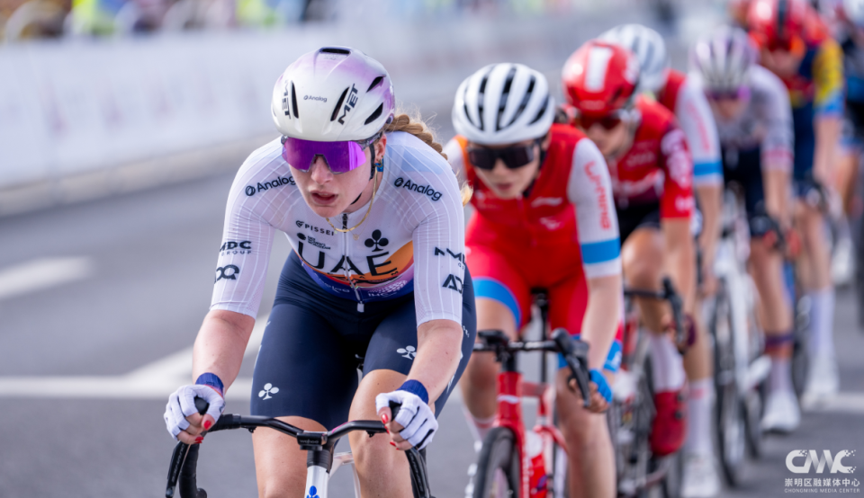 中间紫色衣, 先冲过终点, 子公路世界 中间紫色衣, 先冲过终点, 子公路世界